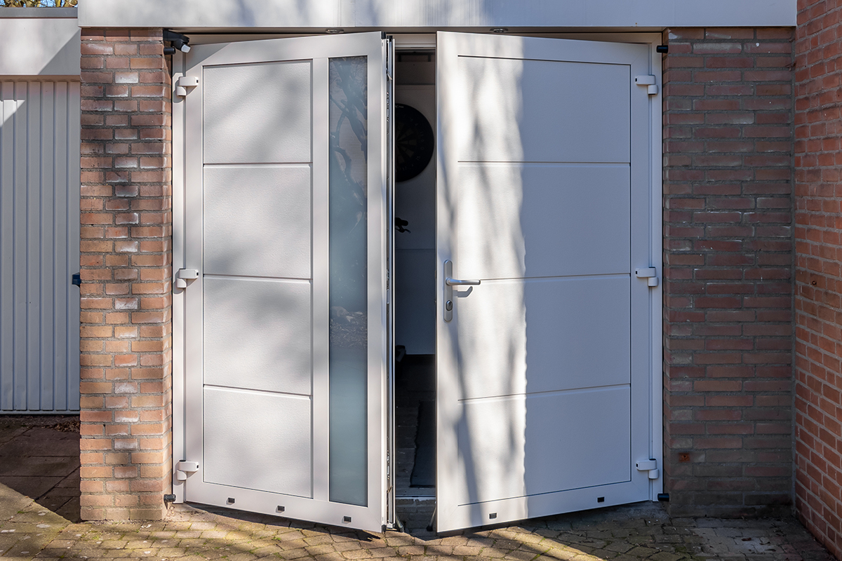 openslaande-deuren-wit Garagedeur met loopdeur openslaand