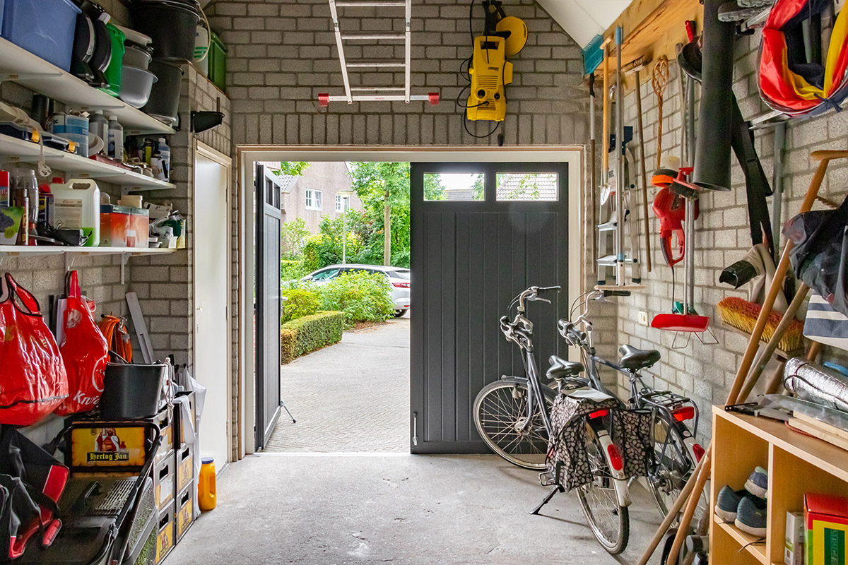 openslaande-garagedeur-ambassa-antraciet Brede doorgang loopdeur bij garage