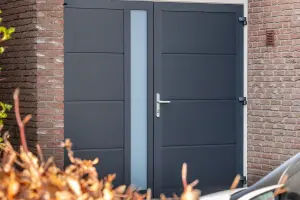 openslaande-garagedeur-ambassa-glas openslaande garagedeuren van Ambassa met glas