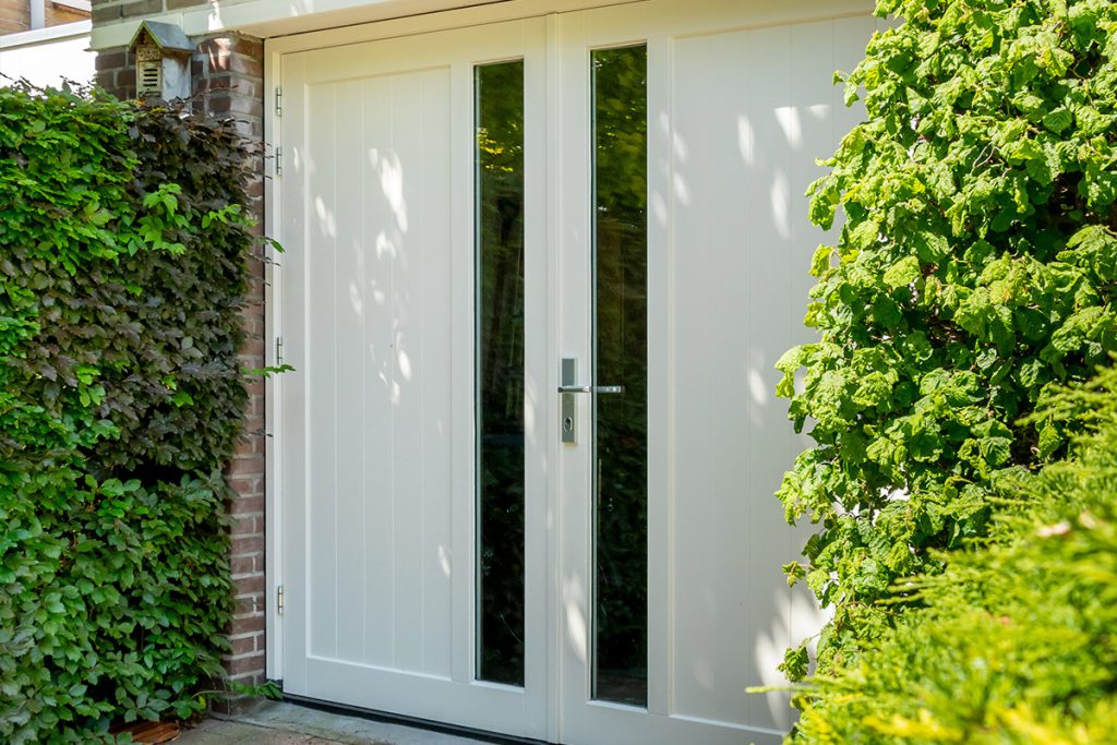 Witte houten openslaande garagedeur