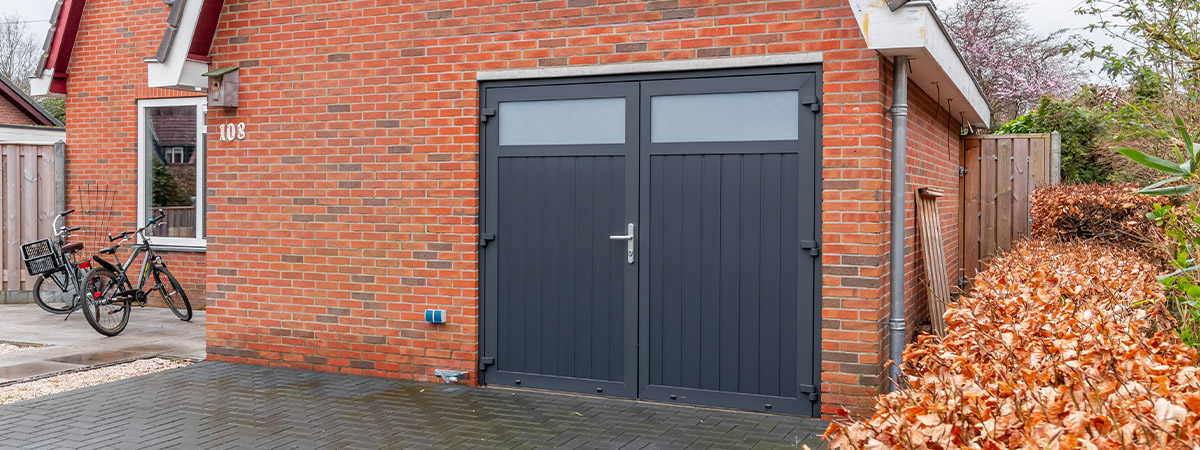 Openslaande garagedeur antraciet melkglas