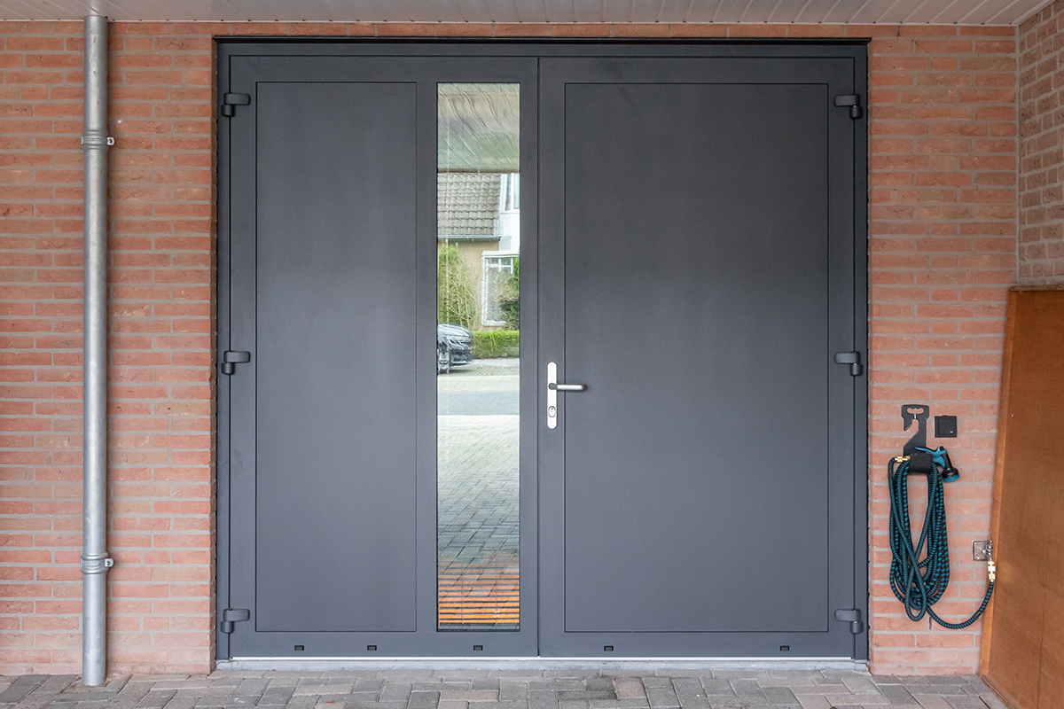 openslaande-garagedeur---antraciet---ambassa antraciet openslaande garagedeuren onderhoudsarm