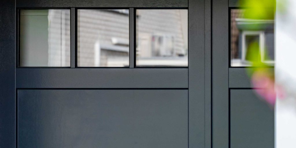 Kleine openslaande garagedeur