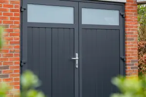 perfecte-isolatie-garagedeur Openslaande garagedeur RAL7021 met glas