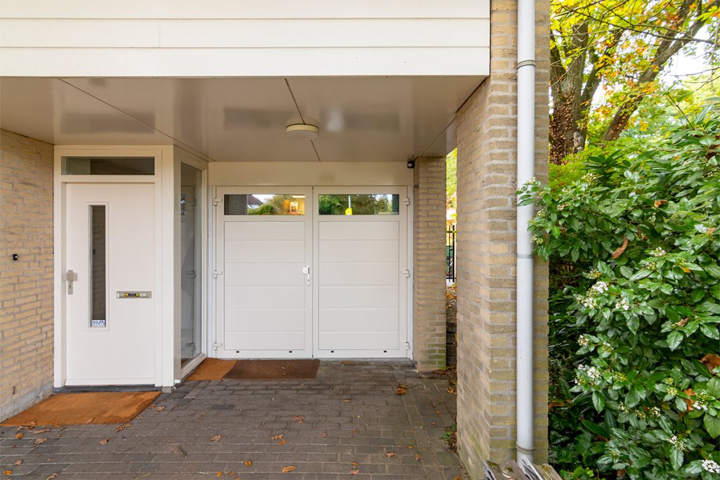 Witte openslaande garagedeur
