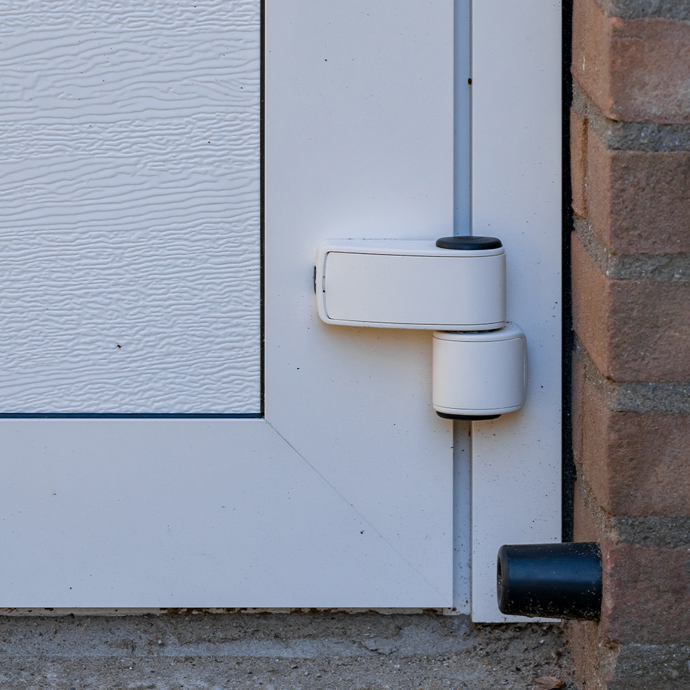 Witte openslaande garagedeuren