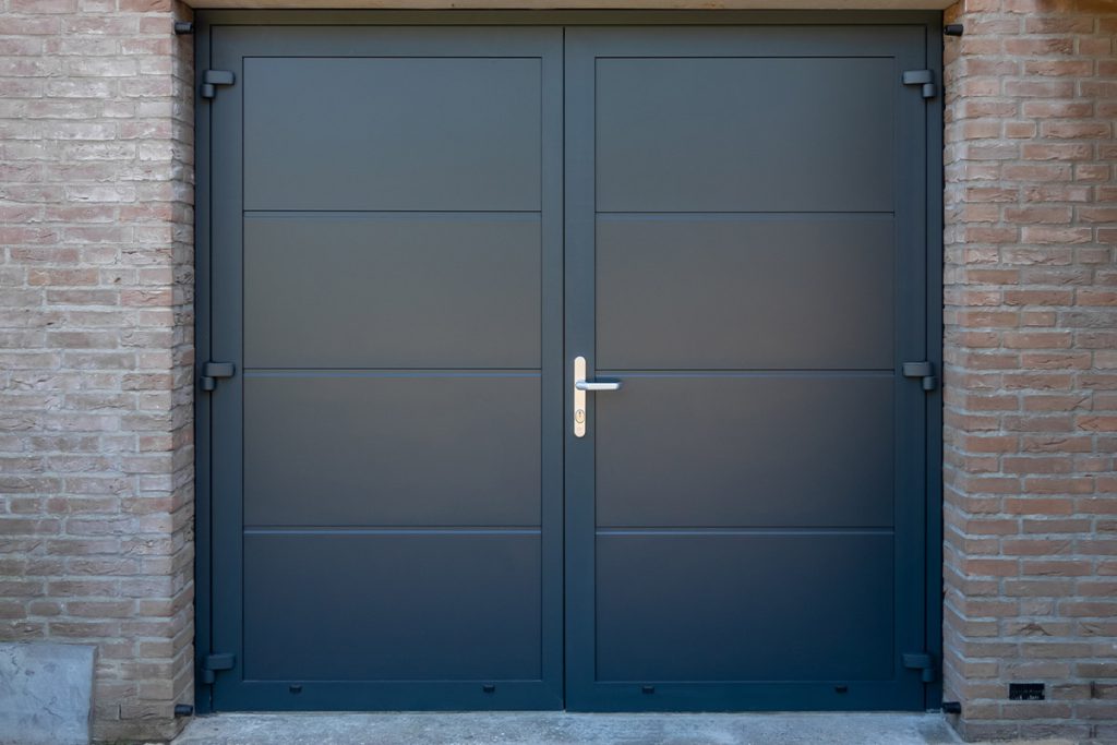 Moderne openslaande garagedeuren grijs