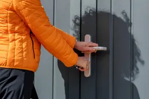 veilige-openslaande-garagedeur Openslaande garagedeur handmatig