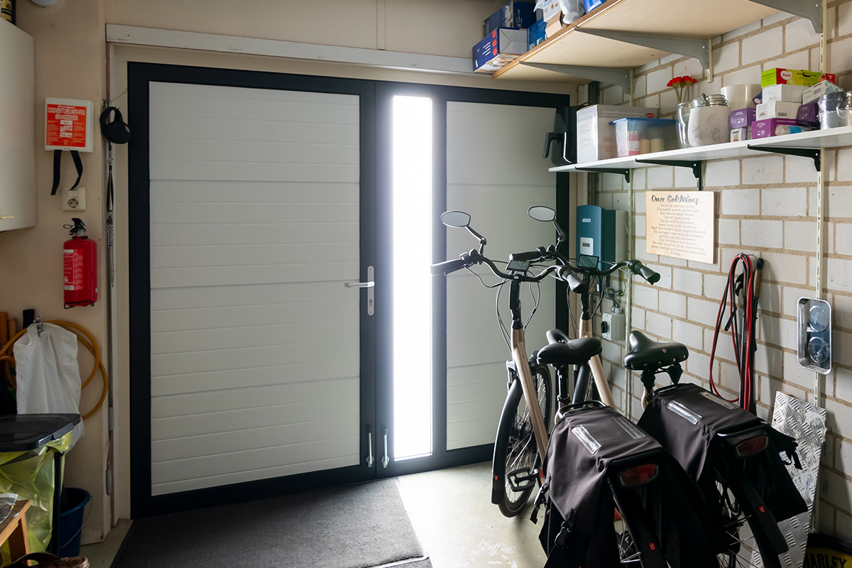 Binnenkant garagedeur met glas