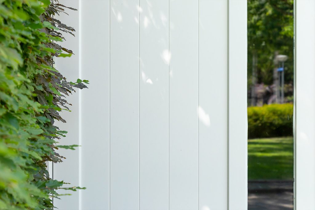 Witte houten openslaande garagedeur