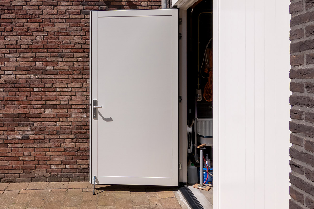 Witte houten openslaande garagedeur