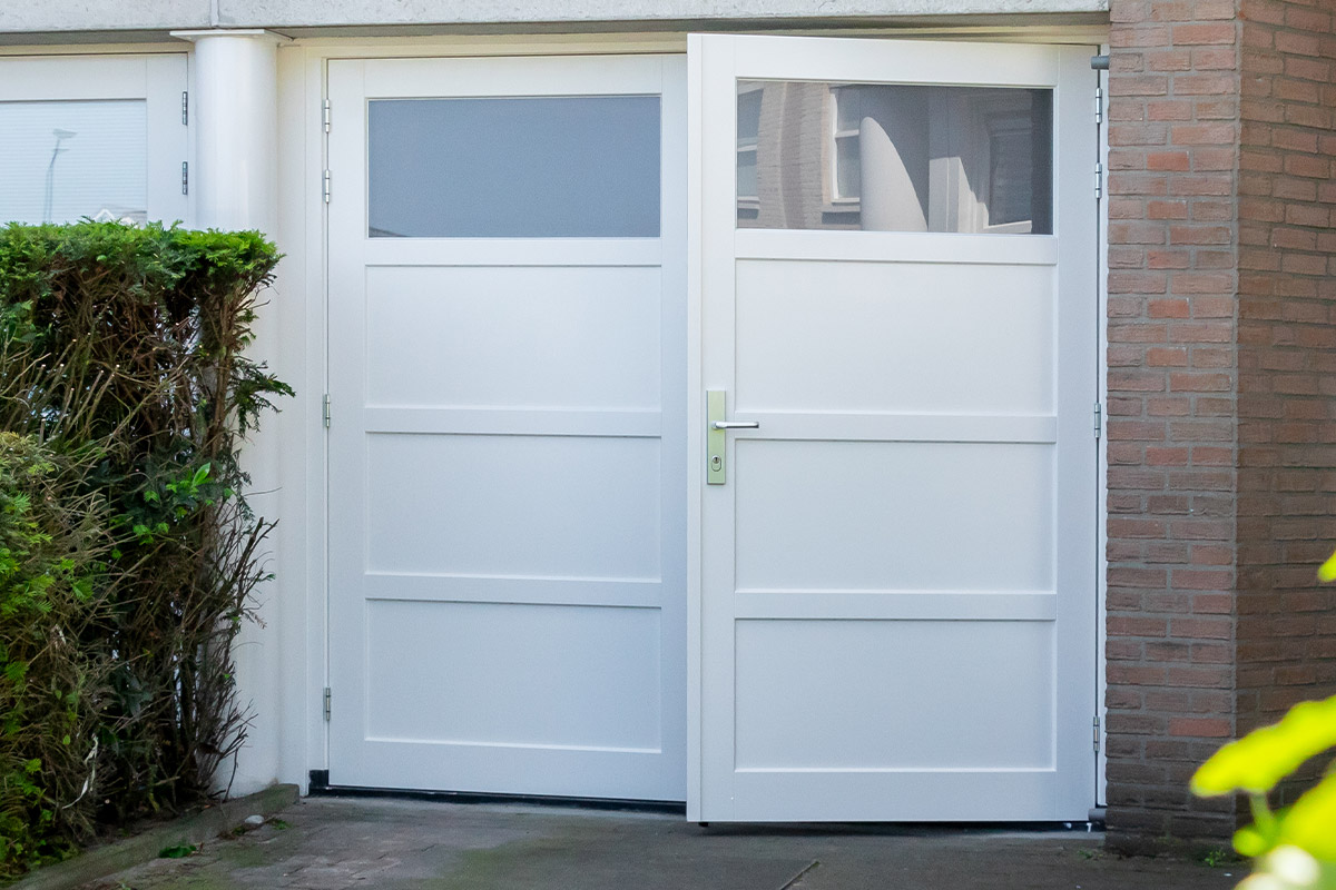 witte-houten-openslaande-garagedeur-ambassa Witte houten openslaande garagedeuren Ambassa