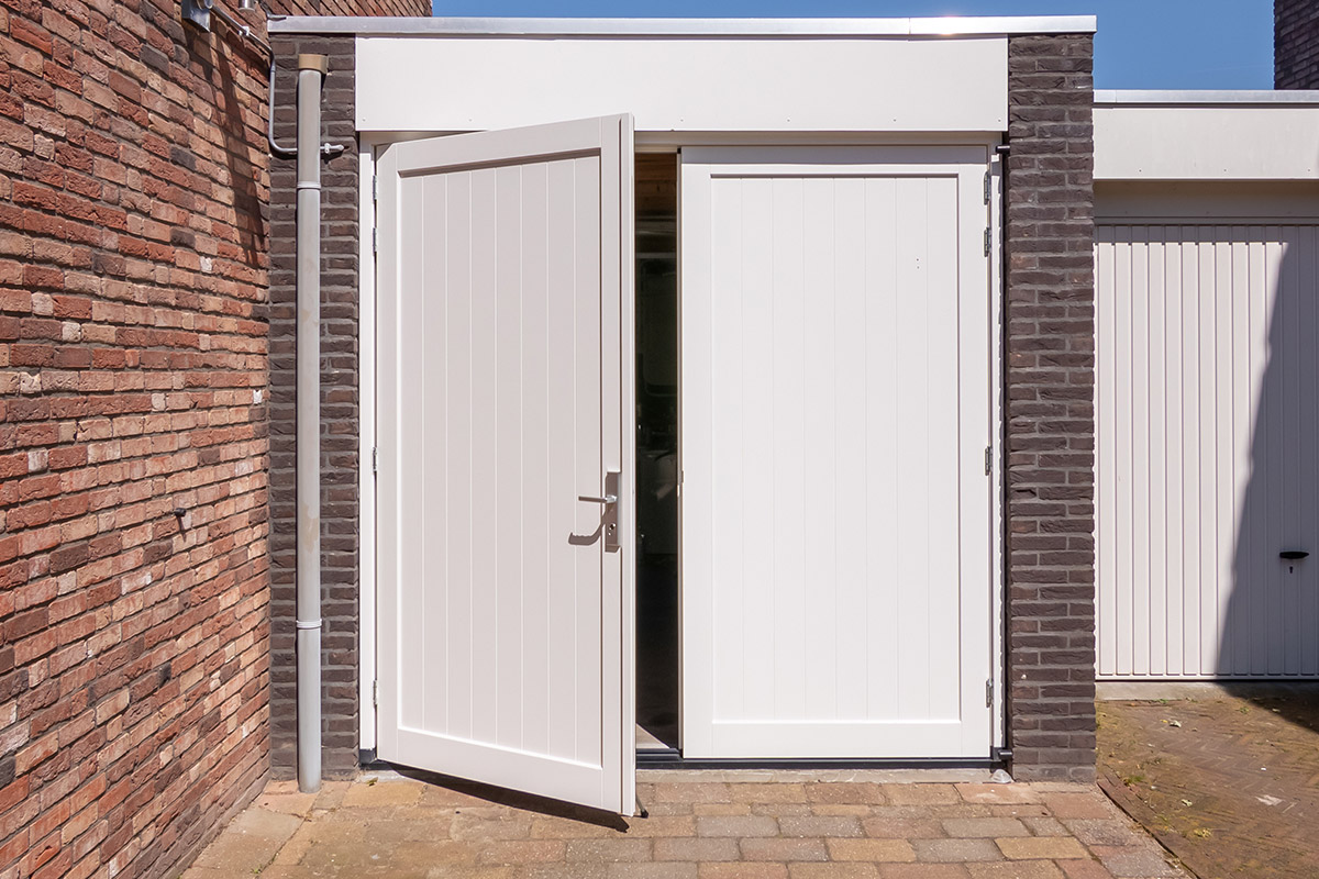 witte-houten-openslaande-garagedeur 3 meter brede witte garagedeur