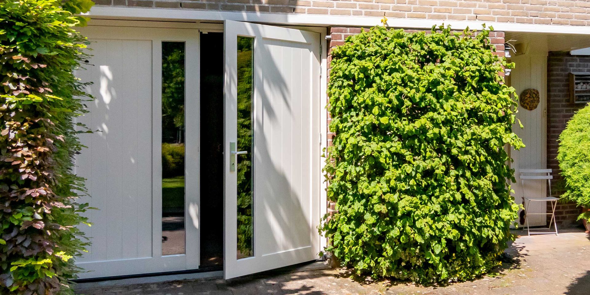 Houten openslaande garagedeur met glas