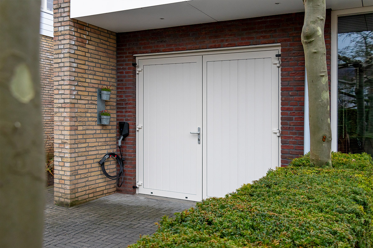 openslaande garagedeur wit van Ambassa