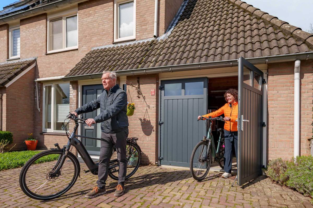 witte-openslaande-garagedeur-1 (2) garagedeur met loopdeur gebruiksgemak