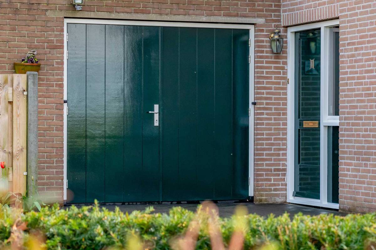 groene-openslaande-garagedeur-1 openslaande garagedeur groen