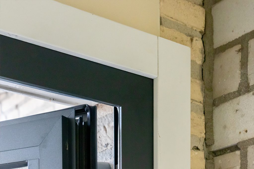 Gebruiksgemak houten garagedeur door aftimmeren kozijn