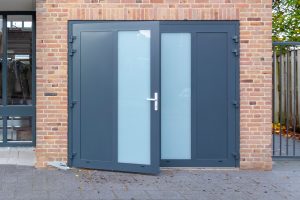 Openslaande garagedeuren met melkglas