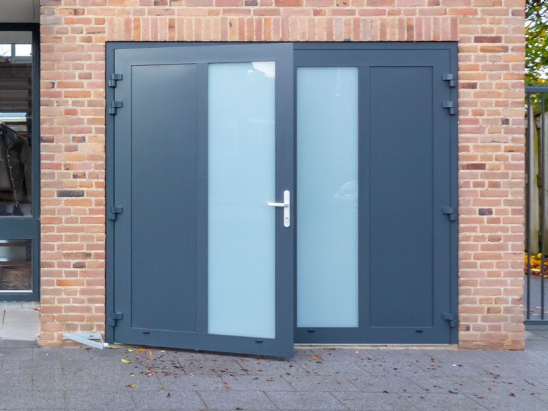 Openslaande garagedeuren met melkglas
