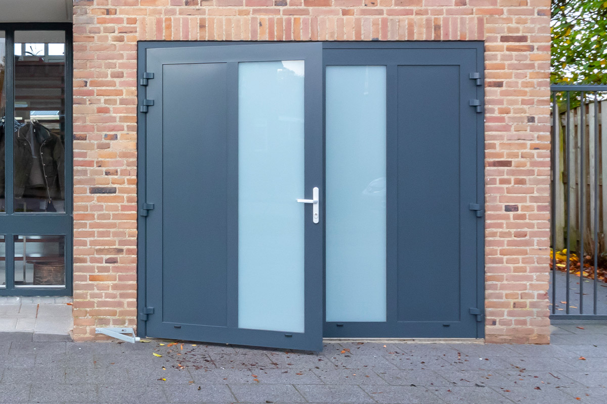 Openslaande garagedeuren met melkglas