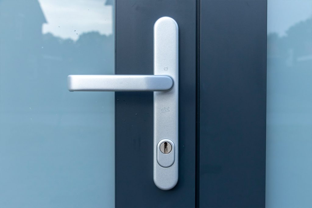 Antracieten openslaande garagedeuren met melkglas en veilig slot