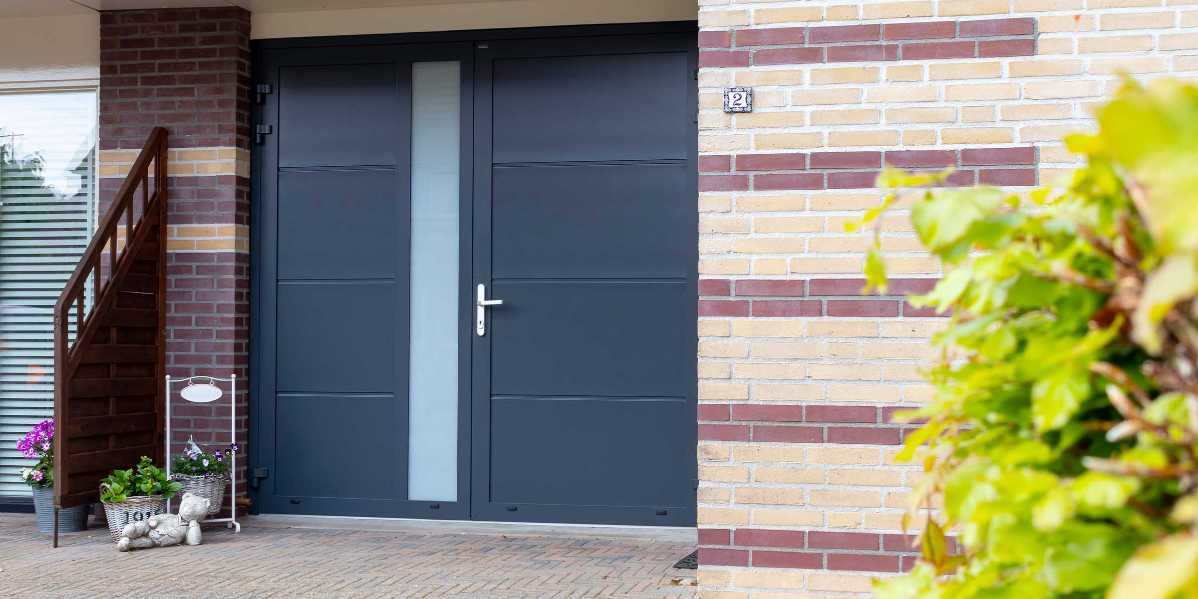 Antraciet garagedeur openslaand