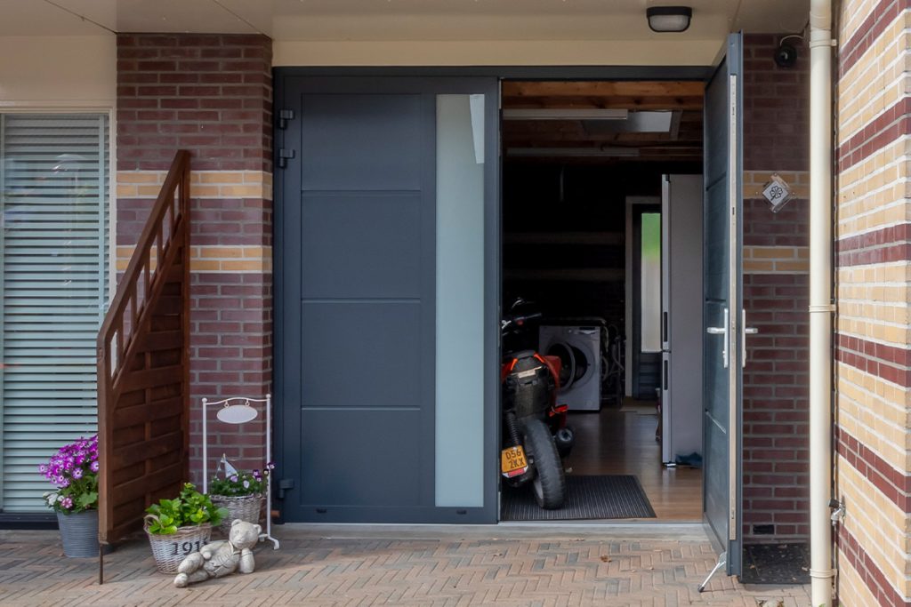 Antraciet garagedeur openslaand