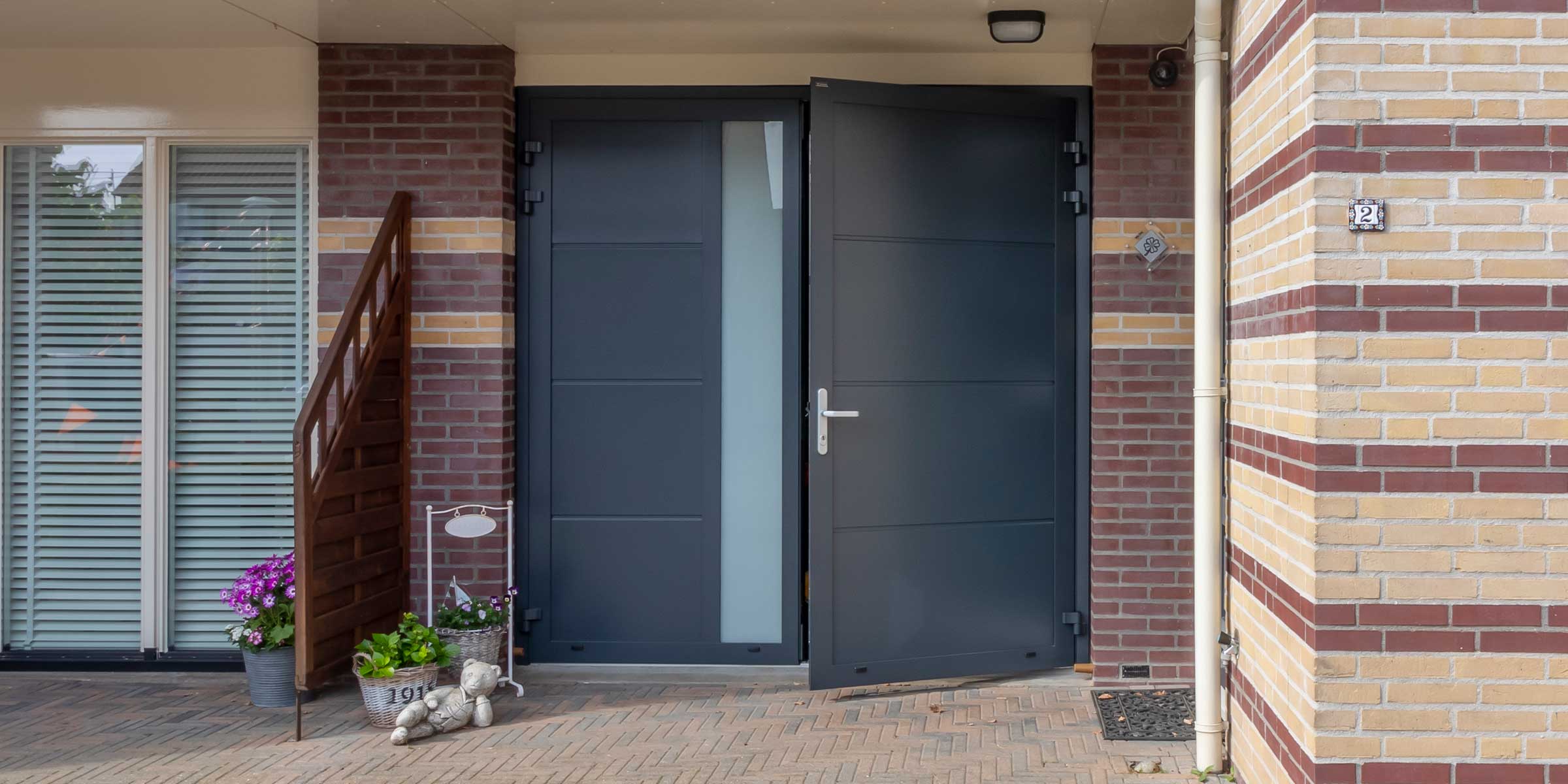 Antraciet garagedeur openslaand