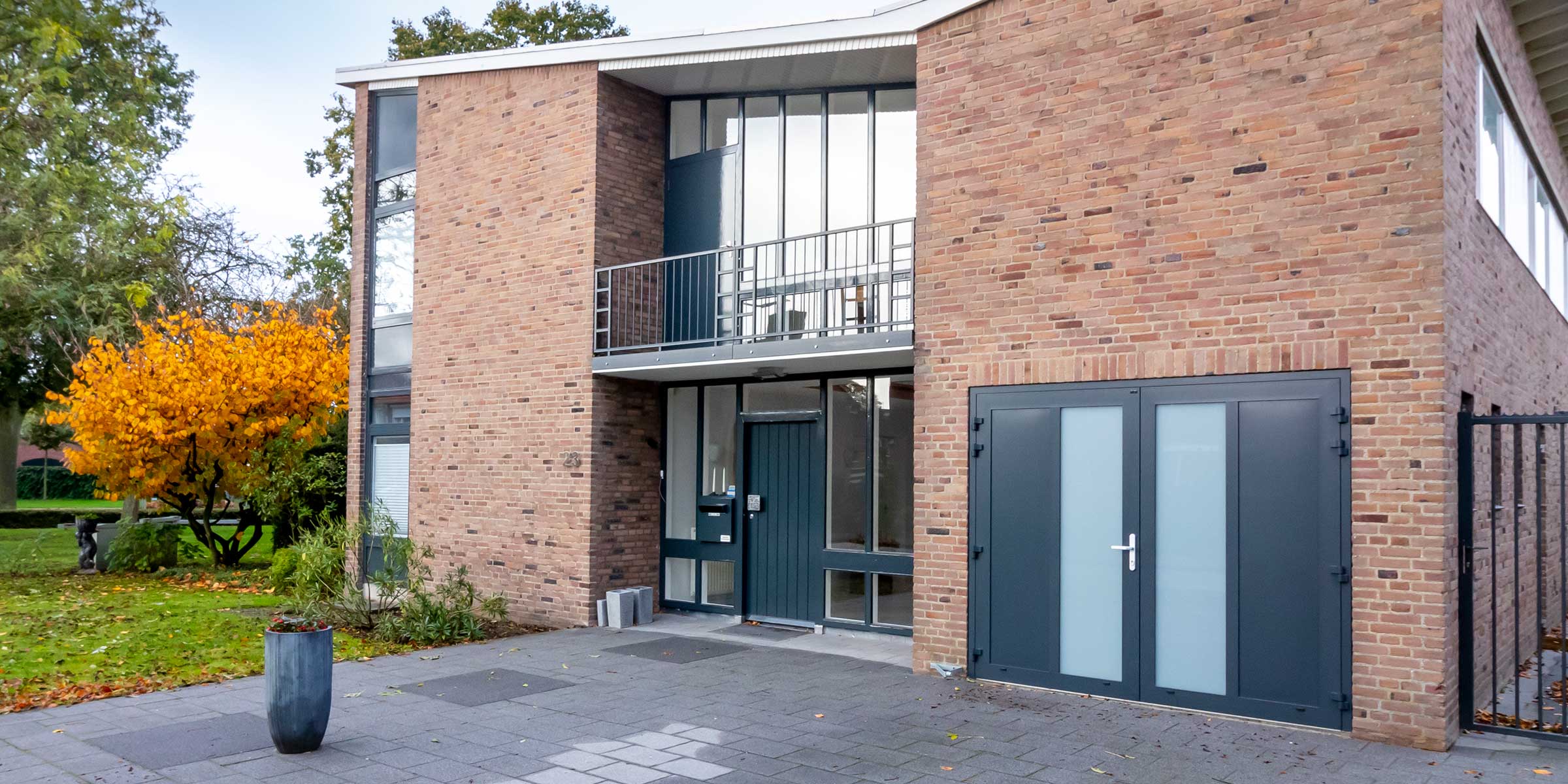 Antraciet openslaande garagedeur met melkglas