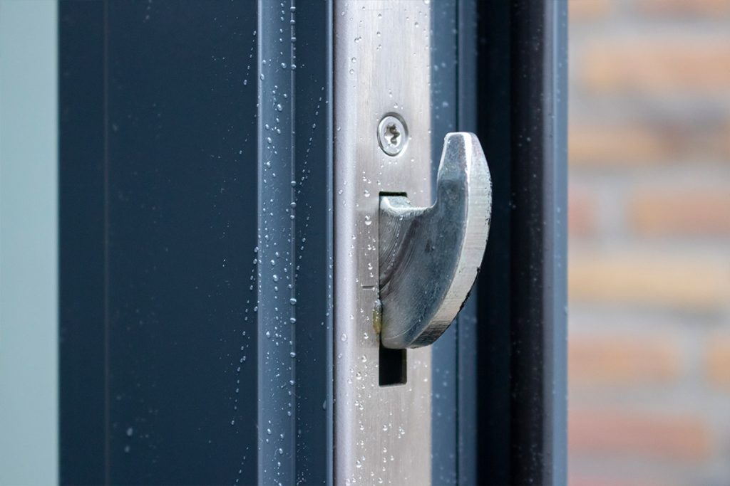 Veilige garagedeur met vijfpuntssluiting