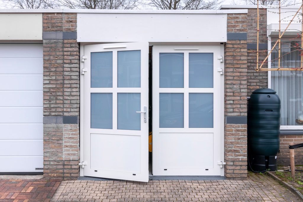 Witte openslaande garagedeuren met glas