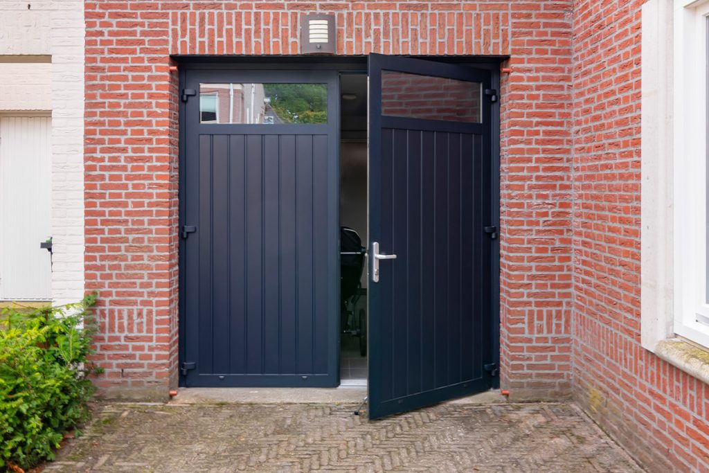hardhouten garagedeur van ambassa