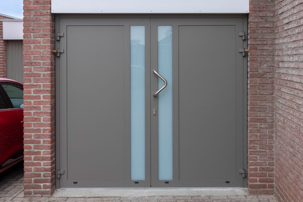 Stijlvolle garagedeur met glas