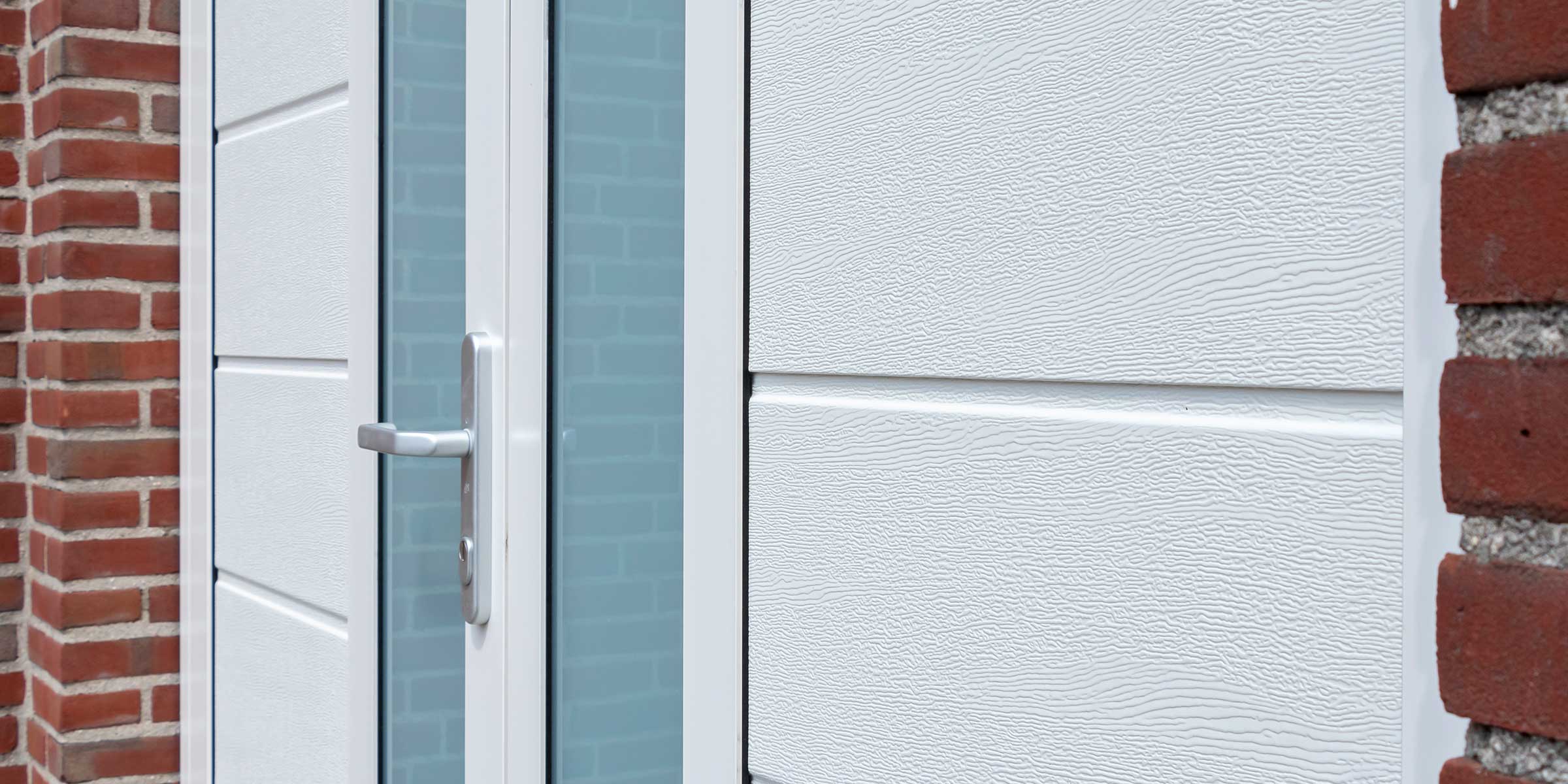 Garagedeur met houtnerf onderhoudsvrij