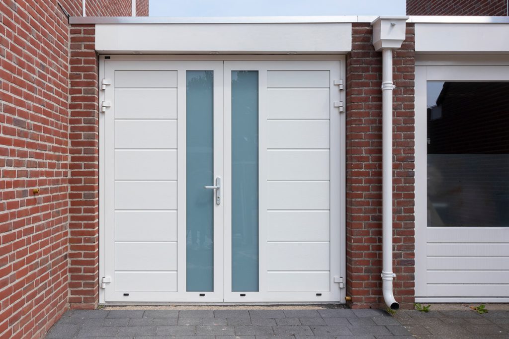Openslaande garagedeur met verticaal glas