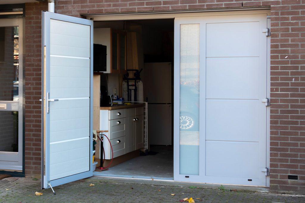 Garagedeur met melkglas