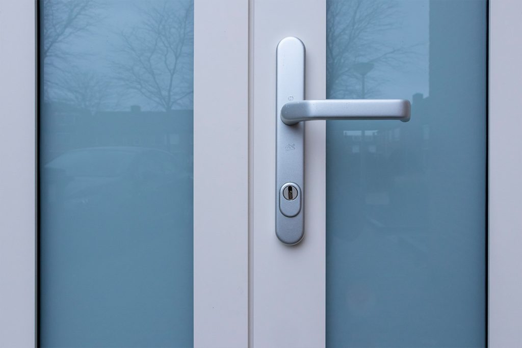 Garagedeur met melkglas