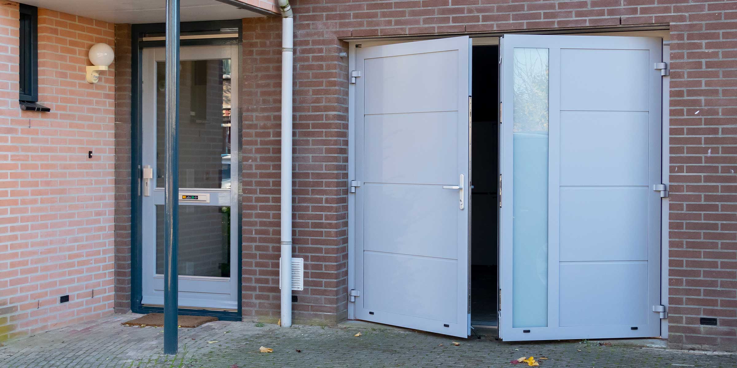 Garagedeur met verticaal glas