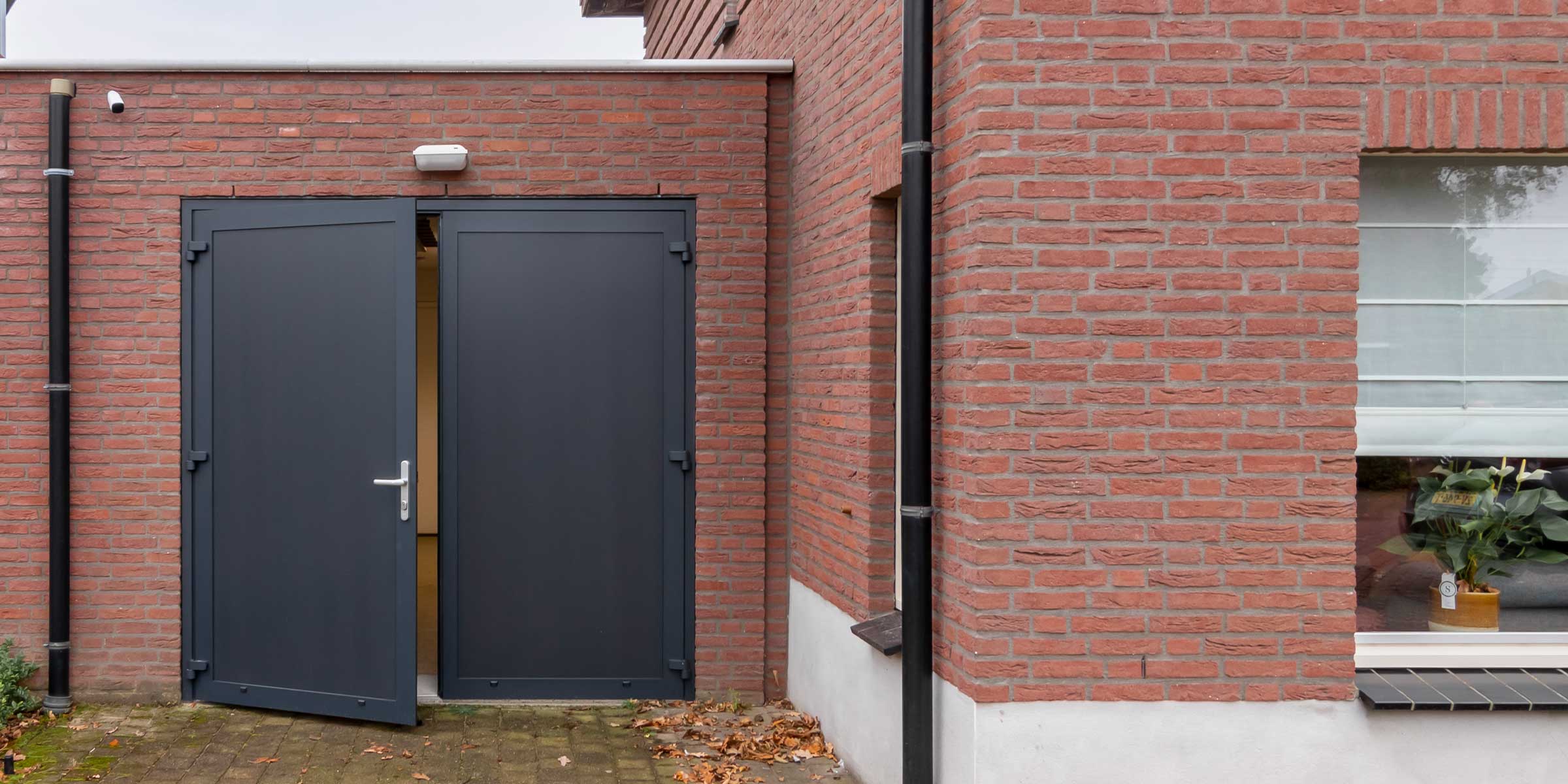 Garagedeur zwartgrijs