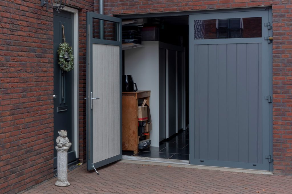 Grijze openslaande garagedeur