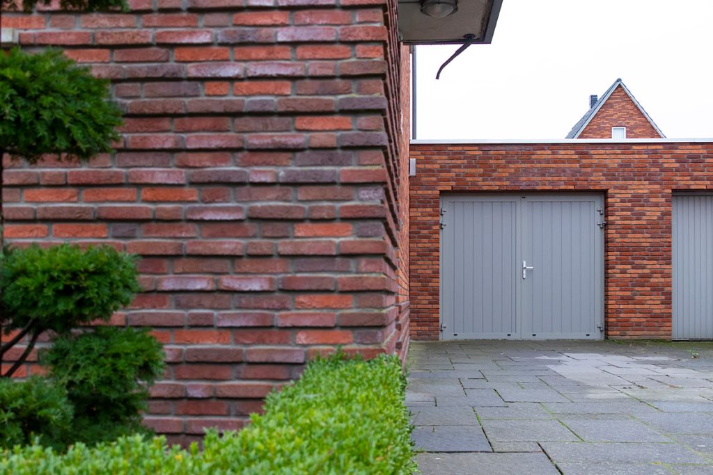 Grijze openslaande garagedeur