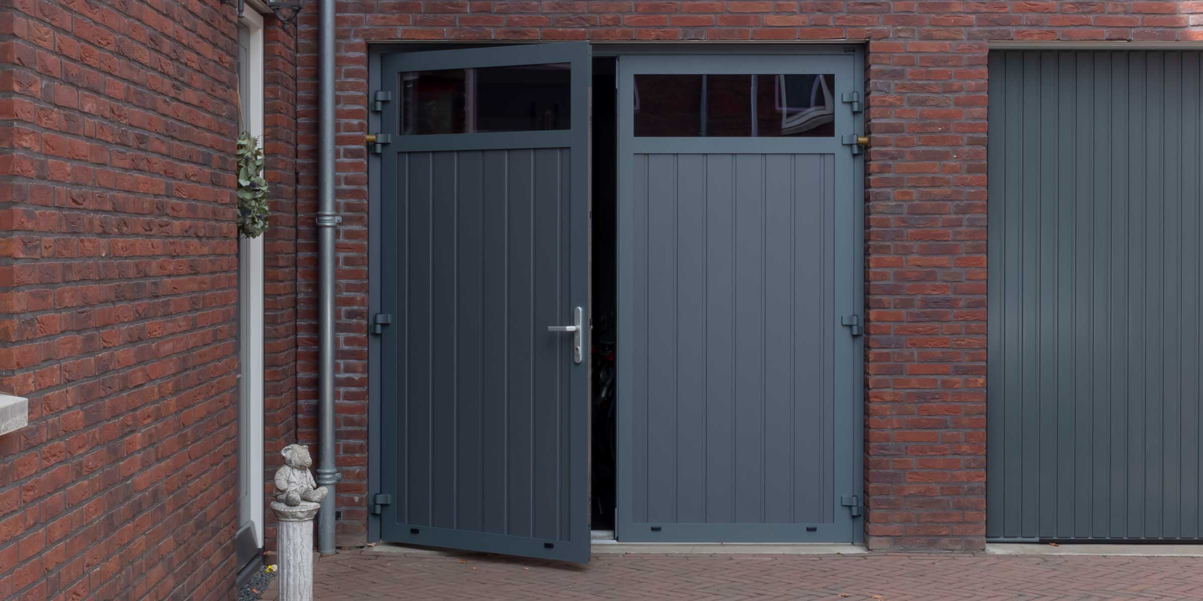 Grijze openslaande garagedeur