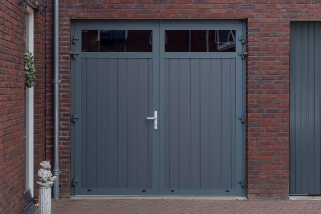 Grijze openslaande garagedeur