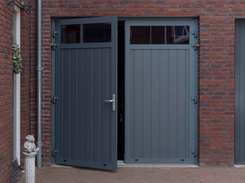 Grijze openslaande garagedeur