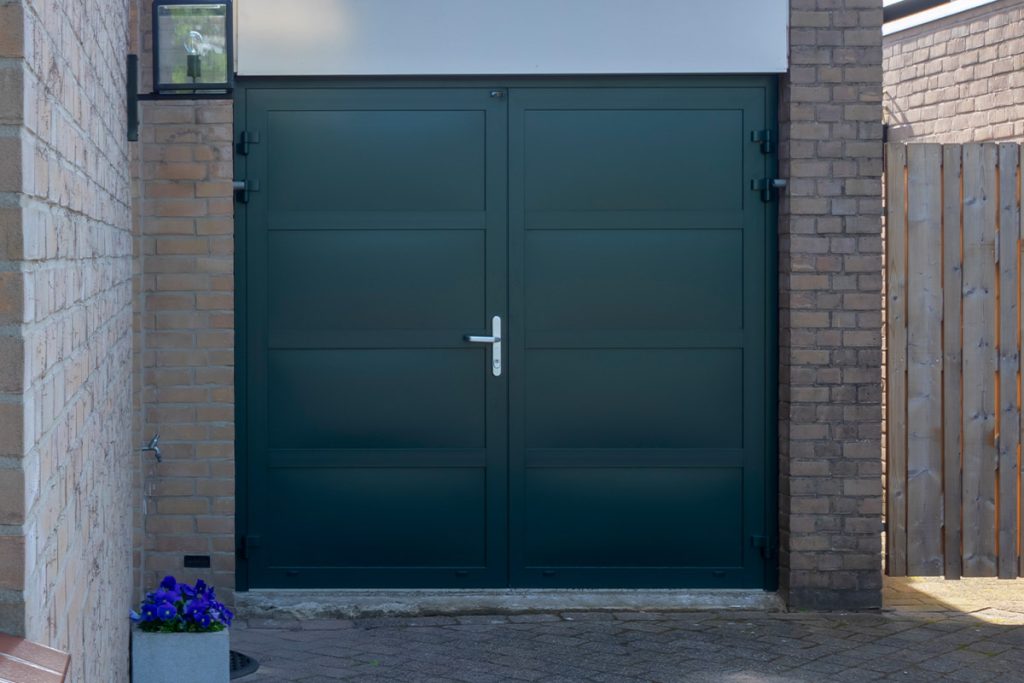 Groene openslaande garagedeuren