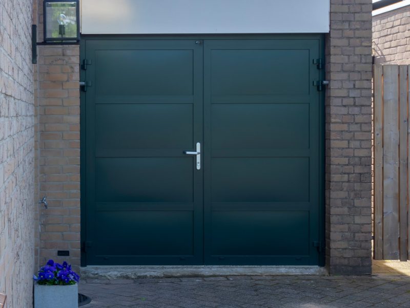 Groene openslaande garagedeuren