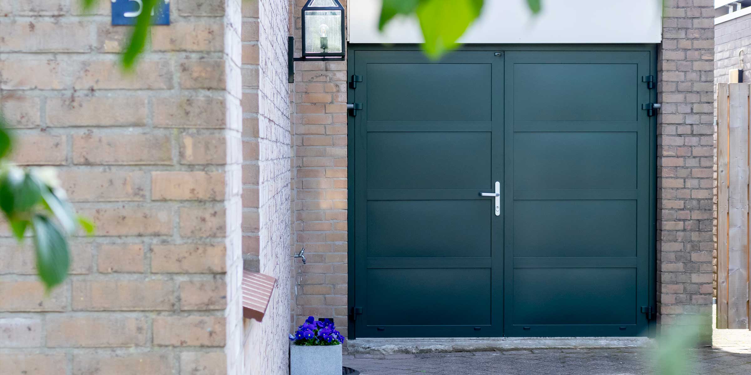 Groene openslaande garagedeuren