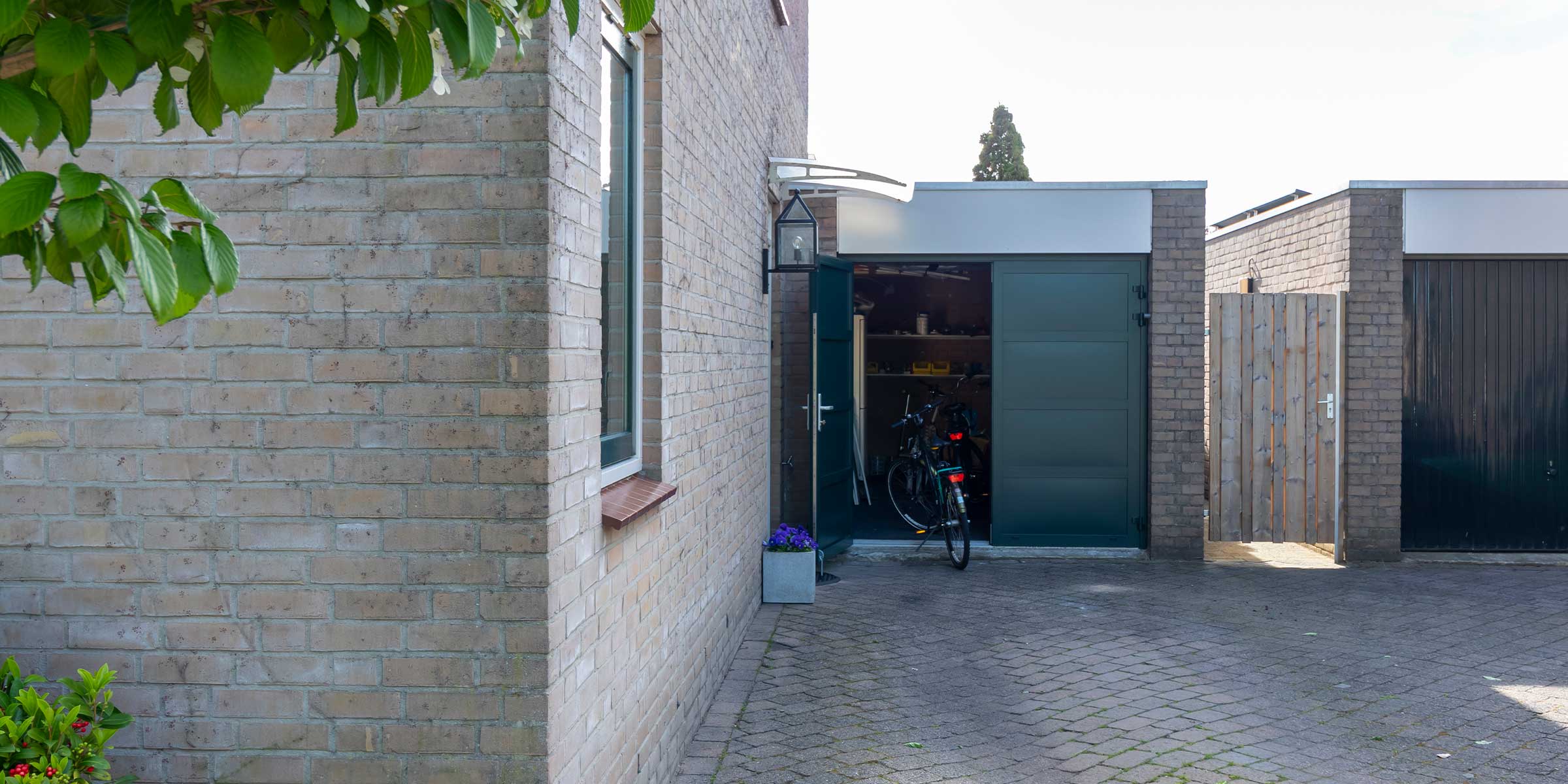 Groene openslaande garagedeuren