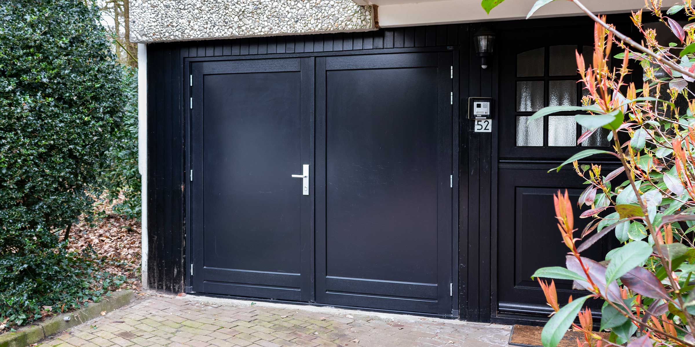 Zwarte houten openslaande garagedeuren
